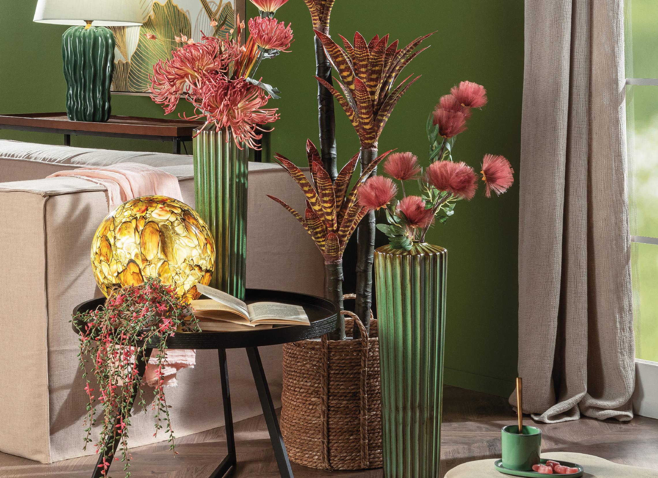 Composizioni fiori finti: scenografie floreali per interiors